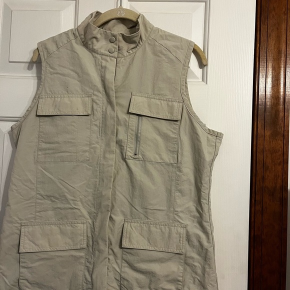TravelSmith Beige Zip-Up Travel Vest with Lots of Pockets! - Picture 6 of 6
